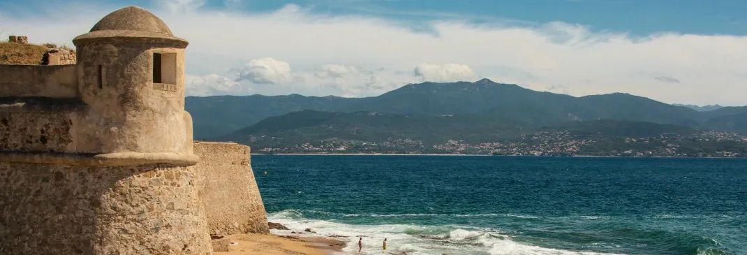 Ajaccio an der Küste.